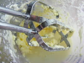 Butterstückchen hängen an den Mixer-Stäben