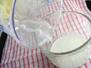 Buttermilch herauspressen