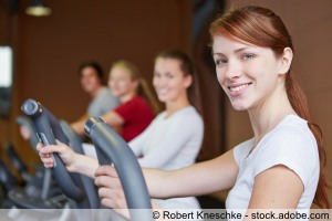 Gruppe trainiert im Fitnesscenter mit Fitnessgerät