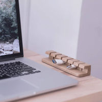 Hölzerner Kabel und Ladegerät Organisator- Kabelmanagement