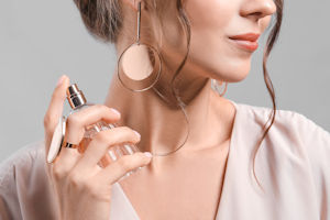 Frau mit Parfum