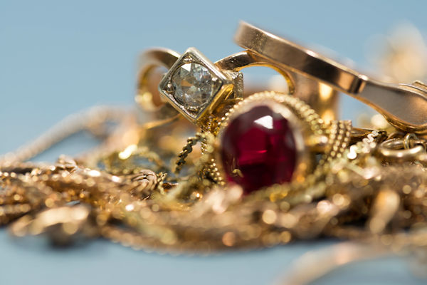 Goldring mit Edelstein - Ein Ring mit Edelsteinen ist bedeutungsvoll und eignet sich als Erbstück - © Alpar - stock.adobe.co