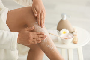 beine peeling frau