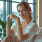 Eine moderne stilvolle Frau mit Schmuck Armband